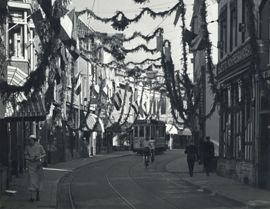 109532 Gezicht in de versierde Twijnstraat te Utrecht, onderdeel van de feestelijkheden bij het 60e lustrum (300-jarig ...